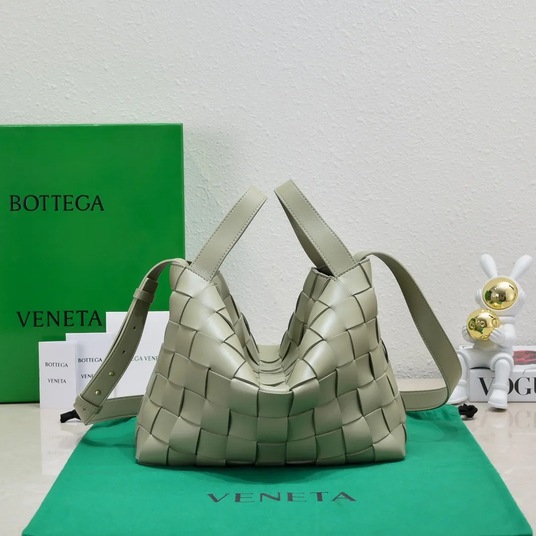 What can you put in Bottega Veneta’s new bowling bag? Have you got the new bowling bag? Super large capacity ~ The key is low-key, simple and casual style ~ the fashion sense is not reduced at all. It combines BV's classic woven elements and can also be used for computers. The length of the shoulder straps can be adjusted. It is suitable for tall girls to carry. Boys also have a sunny back☀️ Style number: 7466# Size: 28*21*16